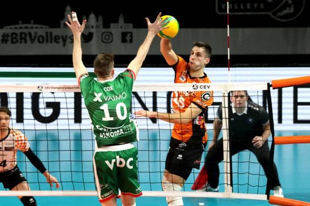 DEU, CEV - Group A, BR Volleys vs. Greenyard Masaik, 18.12.2024, Max-Schmeling-Halle, Berlin, DEU, CEV - Group A, BR Volleys vs. Greenyard Masaik, im Bild Moritz Reichert (BR Volleys 15), Jolan Cox (Greenyard 10) Foto: Juergen Engler nordphoto GmbH