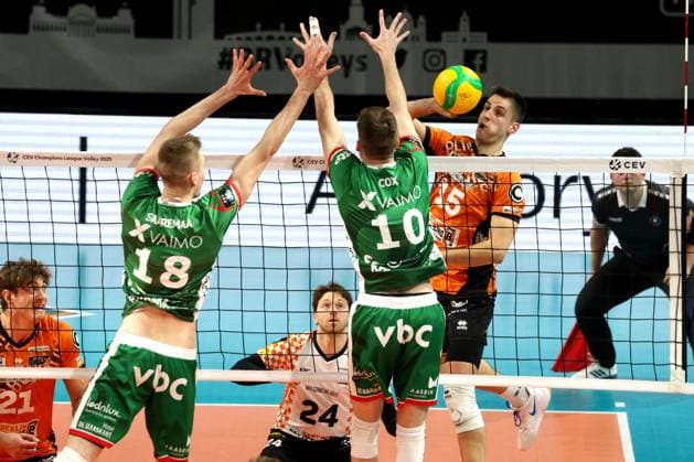 DEU, CEV - Group A, BR Volleys vs. Greenyard Masaik, 18.12.2024, Max-Schmeling-Halle, Berlin, DEU, CEV - Group A, BR Volleys vs. Greenyard Masaik, im Bild Moritz Reichert (BR Volleys 15), Kyle Dagostino (BR Volleys 24), Alex Saaremaa (Greenyard 18), Jolan Cox (Greenyard 10) Foto: Juergen Engler nordphoto GmbH