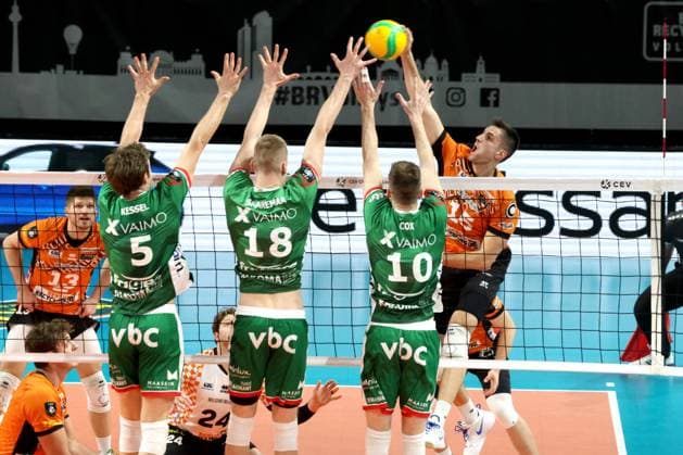 DEU, CEV - Group A, BR Volleys vs. Greenyard Masaik, 18.12.2024, Max-Schmeling-Halle, Berlin, DEU, CEV - Group A, BR Volleys vs. Greenyard Masaik, im Bild Moritz Reichert (BR Volleys 15), Cody Kessel (Greenyard 5), Alex Saaremaa (Greenyard 18), Jolan Cox (Greenyard 10) Foto: Juergen Engler nordphoto GmbH