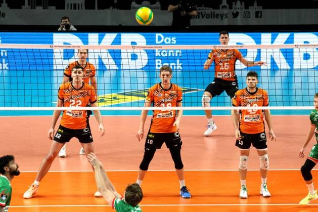 DEU, CEV - Group A, BR Volleys vs. Greenyard Masaik, 18.12.2024, Max-Schmeling-Halle, Berlin, DEU, CEV - Group A, BR Volleys vs. Greenyard Masaik, im Bild BR Volleys-Spielerkreis, Jake Hanes (BR Volleys 22), Johannes Tille (BR Volleys 6), Florian Krage (BR Volleys 18), Moritz Reichert (BR Volleys 15), Ruben Schott (BR Volleys 13) Foto: Juergen Engler nordphoto GmbH