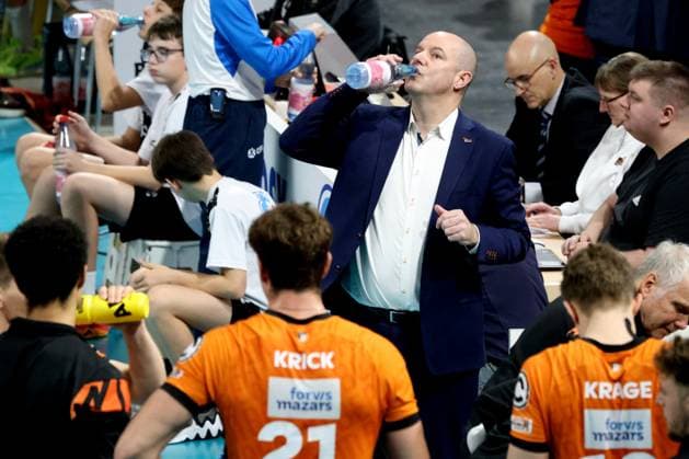 DEU, CEV - Group A, BR Volleys vs. Greenyard Masaik, 18.12.2024, Max-Schmeling-Halle, Berlin, DEU, CEV - Group A, BR Volleys vs. Greenyard Masaik, im Bild Trainer Joel Banks (BR Volleys), BR Volleys-Spielerkreis Foto: Juergen Engler nordphoto GmbH