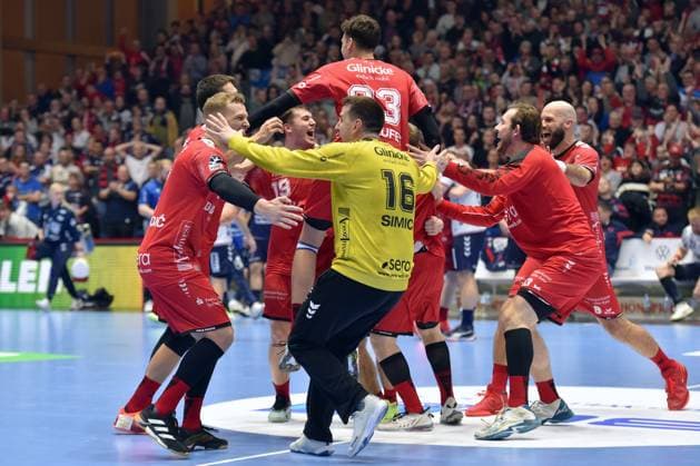 Jubel, Freude nach dem Sieg; Nebojsa Simic (Torwart MT Melsungen 16), David Mandic (MT Melsungen 7) (L), Elvar Oern Jonsson (MT Melsungen 19) (MM) , GER, MT Melsungen - SG Flensburg-Handewitt, Handball, DHB-Pokal, Viertelfinale, Saison 2024 2025, 19.12.2024, GER, MT Melsungen - SG Flensburg-Handewitt, Handball, DHB-Pokal, Viertelfinale, Saison 2024 2025, 19.12.2024 Kassel Copyright: xEibner-Pressefotox xRolandxSippelx EP_RSL