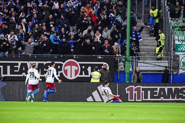 Torjubel Hamburger SV nach Tor zum 1:0 per Kopfball Dennis Hadzikadunic (Hamburger SV, 05) GER, Hamburger SV vs. SpVgg Greuther Fuerth, Fussball, 2. Bundesliga, Spieltag 17, Saison 2024 2025, 21.12.2024 DFL REGULATIONS PROHIBIT ANY USE OF PHOTOGRAPHS AS IMAGE SEQUENCES AND OR QUASI-VIDEO GER, Hamburger SV vs. SpVgg Greuther Fuerth, Fussball, 2. Bundesliga, Spieltag 17, Saison 2024 2025, 21.12.2024 Hamburg