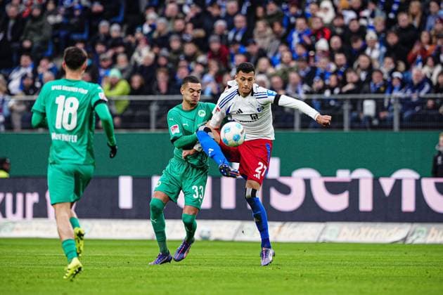 Maximilian Dietz (SpVgg Greuther Fuerth, 33), Davie Selke (Hamburger SV, 27) GER, Hamburger SV vs. SpVgg Greuther Fuerth, Fussball, 2. Bundesliga, Spieltag 17, Saison 2024 2025, 21.12.2024 DFL REGULATIONS PROHIBIT ANY USE OF PHOTOGRAPHS AS IMAGE SEQUENCES AND OR QUASI-VIDEO GER, Hamburger SV vs. SpVgg Greuther Fuerth, Fussball, 2. Bundesliga, Spieltag 17, Saison 2024 2025, 21.12.2024 Hamburg