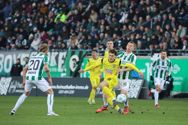 Zweikampf zwischen Maurice Krattenmacher (SSV Ulm 1846, 30) und Torge Paetow (Preussen Muenster, 16) GER, Preussen Muenster gegen SSV Ulm 1846, Fussball, 2.Liga, 17.Spieltag, Spielzeit 2024 2025, 21.12.2024 DFL REGULATIONS PROHIBIT ANY USE OF PHOTOGRAPHS AS IMAGE SEQUENCES AND OR QUASI-VIDEO GER, Preussen Muenster gegen SSV Ulm 1846, Fussball, 2.Liga, 17.Spieltag, Spielzeit 2024 2025, 21.12.2024 Muenster