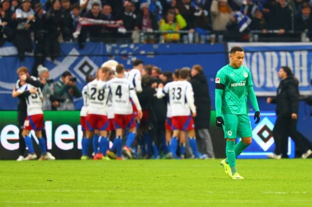 GER,Hamburg, Fussball, DFB, Hamburger SV vs SpVgg Greuther Fuerth , im Hamburger Volksparkstadion , 21.12.2024 , v.l. Roberto Massimo (SpVgg Greuther Fuerth) enttaeuscht, enttaeusch schauend, dissapointed, traurig, frustriert, frust, gefrustet nach dem %:0 fuer den HSV DFL regulations prohibit any use of photographs as image sequences and or quasi-video.