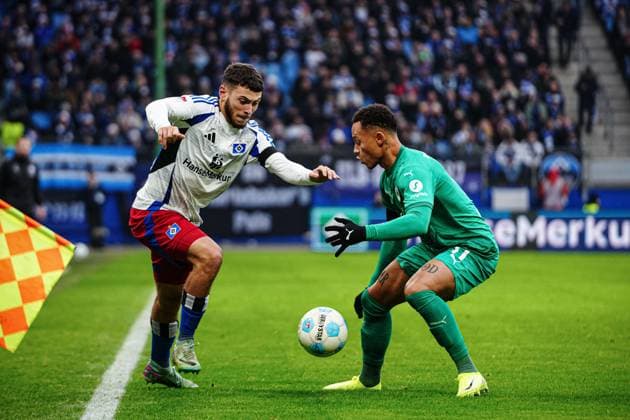 William Mikelbrencis (Hamburger SV, 02), Reberto Massimo (SpVgg Greuther Fuerth, 11) GER, Hamburger SV vs. SpVgg Greuther Fuerth, Fussball, 2. Bundesliga, Spieltag 17, Saison 2024 2025, 21.12.2024 DFL REGULATIONS PROHIBIT ANY USE OF PHOTOGRAPHS AS IMAGE SEQUENCES AND OR QUASI-VIDEO GER, Hamburger SV vs. SpVgg Greuther Fuerth, Fussball, 2. Bundesliga, Spieltag 17, Saison 2024 2025, 21.12.2024 Hamburg
