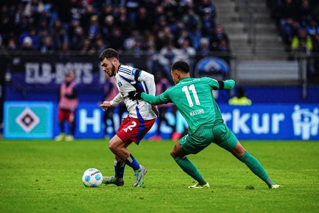 William Mikelbrencis (Hamburger SV, 02), Reberto Massimo (SpVgg Greuther Fuerth, 11) GER, Hamburger SV vs. SpVgg Greuther Fuerth, Fussball, 2. Bundesliga, Spieltag 17, Saison 2024 2025, 21.12.2024 DFL REGULATIONS PROHIBIT ANY USE OF PHOTOGRAPHS AS IMAGE SEQUENCES AND OR QUASI-VIDEO GER, Hamburger SV vs. SpVgg Greuther Fuerth, Fussball, 2. Bundesliga, Spieltag 17, Saison 2024 2025, 21.12.2024 Hamburg