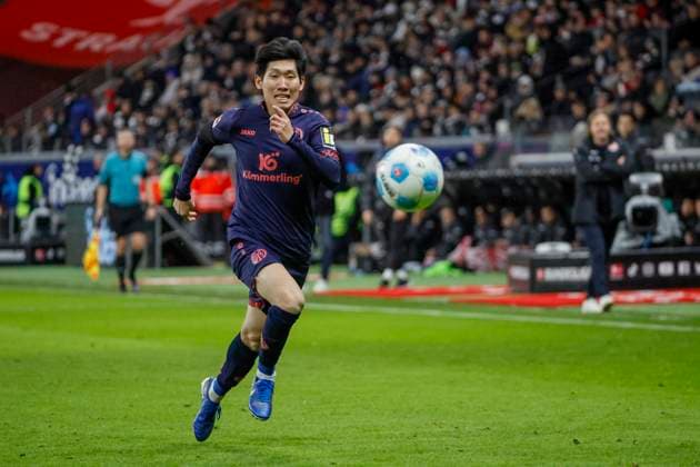 Hyun-seok Hong (1.FSV Mainz, 14) am Ball , Fussball, 1. Bundesliga, 15.Spieltag, 2024 2025, Eintracht Frankfurt vs. 1.FSV Mainz, 21.12.2024, Deutsche-Bank-Park, Frankfurt am Main, Deutschland DFL REGULATIONS PROHIBIT ANY USE OF PHOTOGRAPHS AS IMAGE SEQUENCES AND OR QUASI-VIDEO. Frankfurt am Main Deutsche-Bank-Park Hessen Deutschland Copyright: xGrantxHubbsx