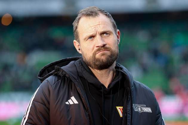 Trainer Bo Svensson (1. FC Union Berlin) schaut enttaeuscht, Bundesliga, SV Werder Bremen v 1. FC Union Berlin, Weser Stadium am 21. December 2024 in Bremen, Deutschland. (Foto von Marco Steinbrenner DeFodi Images) Trainer Bo Svensson (1. FC Union Berlin) looks dejected, Bundesliga, SV Werder Bremen v 1. FC Union Berlin, Weser Stadium, December 21, 2024 in Bremen, Germany. (Photo by Marco Steinbrenner DeFodi Images) DFL regulations prohibit any use of photographs as image sequences and or quasi-video. Defodi-700_bremen_union_20241221_156