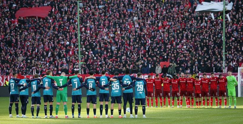 Schweigeminute 22.12.2024, Fußball, 2. Bundesliga, 1. FC Kaiserslautern - 1. FC Köln, 17. Spieltag, Saison 2024 25, Fritz Walter Stadion, Kaiserslautern, Deutschland, zmdz, ** DFB & DFL regulations prohibit any use of photographs as image sequences and or quasi-video. ** 1. FC Kaiserslautern - 1. FC Köln