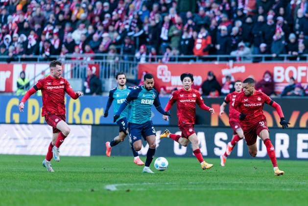 2. Fußball Bundesliga: 1. FC Kaiserslautern - 1. FC Köln; 22.12.2024 Zweikampf Jannik Mause (1. FC Kaiserslautern, 18), Linton Maina (1. FC Köln, 37), Daisuke Yokota (1. FC Kaiserslautern, 41), Jan Gyamerah (1. FC Kaiserslautern, 32) 2. Fußball Bundesliga, 1. FC Kaiserslautern - 1. FC Köln, Kaiserslautern, Fritz-Walter-Stadion am 22.12.2024 DFL REGULATIONS PROHIBIT ANY USE OF PHOTOGRAPHS AS IMAGE SEQUENCES AND OR QUASI-VIDEO.