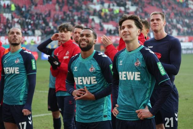 Spitzenreiter: Koeln feiert nach dem Sieg, GER, 1. FC Kaiserslautern vs. 1. FC Koeln , 2. Fussball-Bundesliga, 17. Spieltag, Saison 2024 2025, 22.12.2024, DFL REGULATIONS PROHIBIT ANY USE OF PHOTOGRAPHS AS IMAGE SEQUENCES AND OR QUASI-VIDEO, GER, 1. FC Kaiserslautern vs. 1. FC Koeln , 2. Fussball-Bundesliga, 17. Spieltag, Saison 2024 2025, 22.12.2024 Kaiserslautern