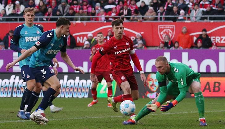 Marvin Schwäbe (1, Torwart, FC Köln) sichert den Ball 22.12.2024, Fußball, 2. Bundesliga, 1. FC Kaiserslautern - 1. FC Köln, 17. Spieltag, Saison 2024 25, Fritz Walter Stadion, Kaiserslautern, Deutschland, zmdz, ** DFB & DFL regulations prohibit any use of photographs as image sequences and or quasi-video. ** 1. FC Kaiserslautern - 1. FC Köln
