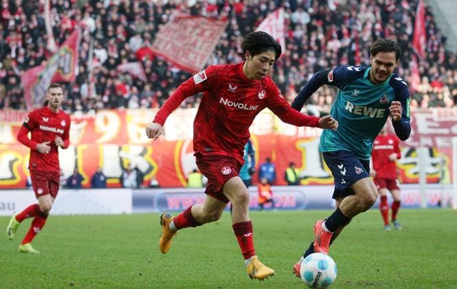 Daisuke Yokota (41, Kaiserslautern), Max Finkgräfe (35, FC Köln) 22.12.2024, Fußball, 2. Bundesliga, 1. FC Kaiserslautern - 1. FC Köln, 17. Spieltag, Saison 2024 25, Fritz Walter Stadion, Kaiserslautern, Deutschland, zmdz, ** DFB & DFL regulations prohibit any use of photographs as image sequences and or quasi-video. ** 1. FC Kaiserslautern - 1. FC Köln