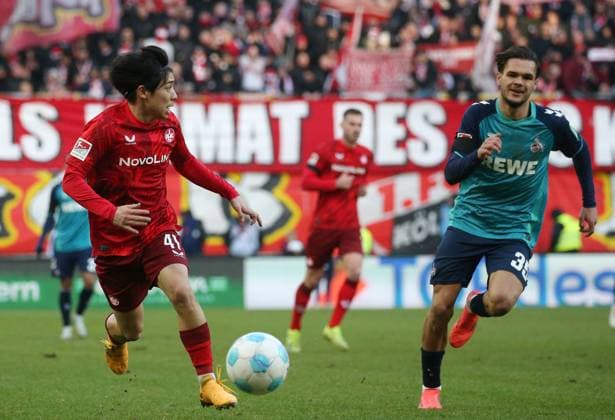 Daisuke Yokota (41, Kaiserslautern), Max Finkgräfe (35, FC Köln) 22.12.2024, Fußball, 2. Bundesliga, 1. FC Kaiserslautern - 1. FC Köln, 17. Spieltag, Saison 2024 25, Fritz Walter Stadion, Kaiserslautern, Deutschland, zmdz, ** DFB & DFL regulations prohibit any use of photographs as image sequences and or quasi-video. ** 1. FC Kaiserslautern - 1. FC Köln