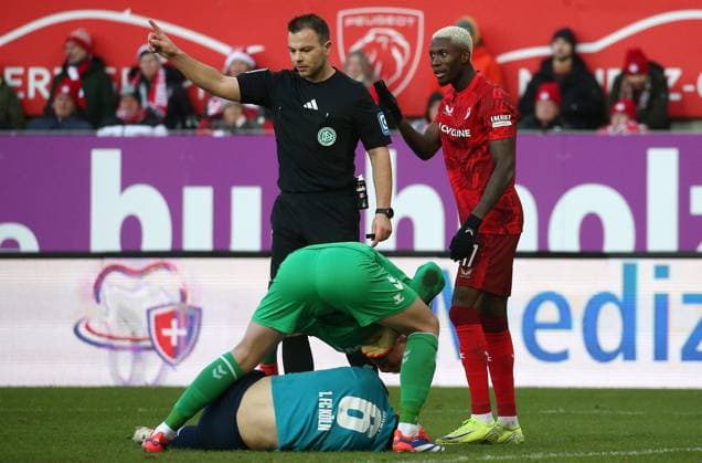 Foul Daniel Hanslik (19, FC Kaiserslautern) an Eric Martel (6, FC Köln), Schiedsrichter Wolfgang Haslberger ermahnt 22.12.2024, Fußball, 2. Bundesliga, 1. FC Kaiserslautern - 1. FC Köln, 17. Spieltag, Saison 2024 25, Fritz Walter Stadion, Kaiserslautern, Deutschland, zmdz, ** DFB & DFL regulations prohibit any use of photographs as image sequences and or quasi-video. ** 1. FC Kaiserslautern - 1. FC Köln