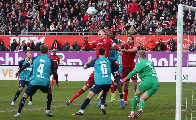 Daniel Hanslik (19, FC Kaiserslautern) vergibt kurz vor Spielende Torchance gegen Marvin Schwäbe (1, Torwart, FC Köln) 22.12.2024, Fußball, 2. Bundesliga, 1. FC Kaiserslautern - 1. FC Köln, 17. Spieltag, Saison 2024 25, Fritz Walter Stadion, Kaiserslautern, Deutschland, zmdz, ** DFB & DFL regulations prohibit any use of photographs as image sequences and or quasi-video. ** 1. FC Kaiserslautern - 1. FC Köln