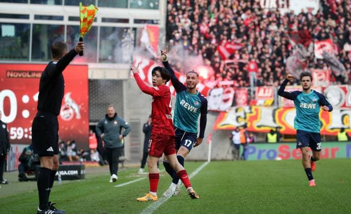 Daisuke Yokota (41, Kaiserslautern), Leart Pacarada (17, FC Köln) 22.12.2024, Fußball, 2. Bundesliga, 1. FC Kaiserslautern - 1. FC Köln, 17. Spieltag, Saison 2024 25, Fritz Walter Stadion, Kaiserslautern, Deutschland, zmdz, ** DFB & DFL regulations prohibit any use of photographs as image sequences and or quasi-video. ** 1. FC Kaiserslautern - 1. FC Köln