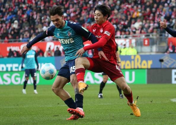 Max Finkgräfe (35, FC Köln), Daisuke Yokota (41, Kaiserslautern) 22.12.2024, Fußball, 2. Bundesliga, 1. FC Kaiserslautern - 1. FC Köln, 17. Spieltag, Saison 2024 25, Fritz Walter Stadion, Kaiserslautern, Deutschland, zmdz, ** DFB & DFL regulations prohibit any use of photographs as image sequences and or quasi-video. ** 1. FC Kaiserslautern - 1. FC Köln