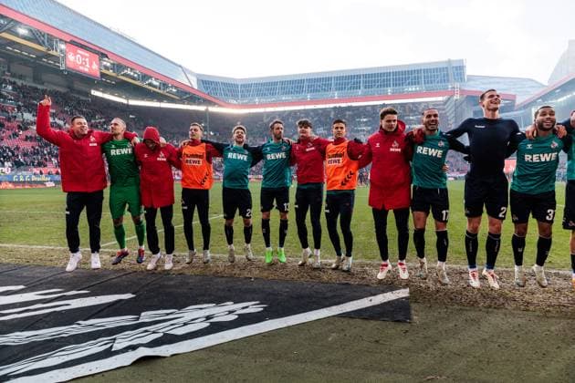 2. Fußball Bundesliga: 1. FC Kaiserslautern - 1. FC Köln; 22.12.2024 Die Spieler des 1. FC Köln feiern den Sieg und damit die Herbstmeisterschaft auf dem Rasen Dominique Heintz (1. FC Köln, 3), Marvin Schwäbe (1. FC Köln, 1), Dejan Ljubicic (1. FC Köln, 7), Marvin Obuz (1. FC Köln, 16), Jan Thielmann (1. FC Köln, 29), Mark Uth (1. FC Köln, 13), Jaka Cuber Potocnik (1. FC Köln), Rasmus Carstensen (1. FC Köln, 18), Jonas Urbig (1. FC Köln, 40), Leart Paqarada (1. FC Köln, 17), Steffen Tigges (1. FC Köln, 21), Linton Maina (1. FC Köln, 37) 2. Fußball Bundesliga, 1. FC Kaiserslautern - 1. FC Köln, Kaiserslautern, Fritz-Walter-Stadion am 22.12.2024 DFL REGULATIONS PROHIBIT ANY USE OF PHOTOGRAPHS AS IMAGE SEQUENCES AND OR QUASI-VIDEO.