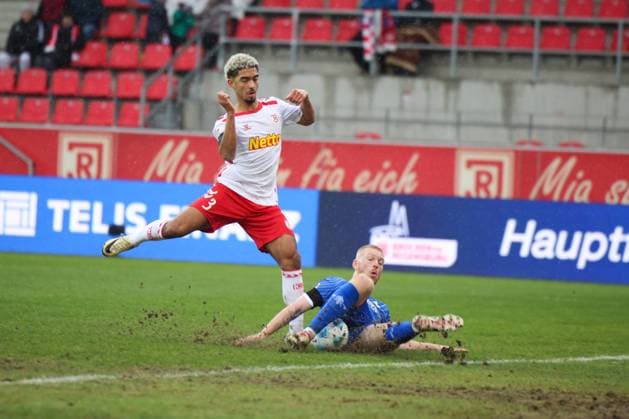 Bryan Hein (SSV Jahn Regensburg, 3), GER, SSV Jahn Regensburg vs. SV Darmstadt 98, Fussball, 2. Bundesliga, 17. Spieltag, Spielzeit 2024, 22.12.2024 (DFB DFL regulations prohibit any use of photographs as image sequences and or quasi-video) GER, SSV Jahn Regensburg vs. SV Darmstadt 98, Fussball, 2. Bundesliga, 17. Spieltag, Spielzeit 2024, 22.12.2024 Regensburg