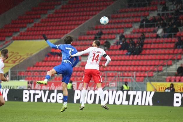 Robin Ziegele (SSV Jahn Regensburg, 14), Fraser Hornby (Darmstadt 1898 e.V., 9), GER, SSV Jahn Regensburg vs. SV Darmstadt 98, Fussball, 2. Bundesliga, 17. Spieltag, Spielzeit 2024, 22.12.2024 (DFB DFL regulations prohibit any use of photographs as image sequences and or quasi-video) GER, SSV Jahn Regensburg vs. SV Darmstadt 98, Fussball, 2. Bundesliga, 17. Spieltag, Spielzeit 2024, 22.12.2024 Regensburg
