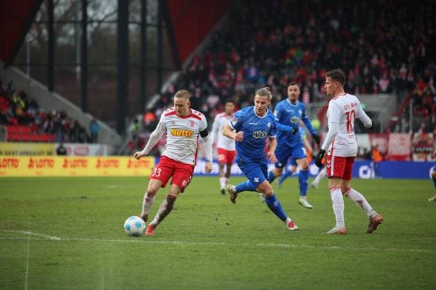 Fynn-Luca Lakenmacher (Darmstadt 1898 e.V., 19), Kai Proeger (SSV Jahn Regensburg, 33), GER, SSV Jahn Regensburg vs. SV Darmstadt 98, Fussball, 2. Bundesliga, 17. Spieltag, Spielzeit 2024, 22.12.2024 (DFB DFL regulations prohibit any use of photographs as image sequences and or quasi-video) GER, SSV Jahn Regensburg vs. SV Darmstadt 98, Fussball, 2. Bundesliga, 17. Spieltag, Spielzeit 2024, 22.12.2024 Regensburg