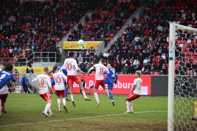 Oscar Vilhelmsson (Darmstadt 1898 e.V., 29), Guille Bueno (Darmstadt 1898 e.V., 3), Fraser Hornby (Darmstadt 1898 e.V., 9), Bryan Hein (SSV Jahn Regensburg, 3), Alexander Bittroff (SSV Jahn Regensburg, 13), Noah Ganaus (SSV Jahn Regensburg, 20), Christian Viet (SSV Jahn Regensburg, 10), Eric Hottmann (SSV Jahn Regensburg, 9), GER, SSV Jahn Regensburg vs. SV Darmstadt 98, Fussball, 2. Bundesliga, 17. Spieltag, Spielzeit 2024, 22.12.2024 (DFB DFL regulations prohibit any use of photographs as image sequences and or quasi-video) GER, SSV Jahn Regensburg vs. SV Darmstadt 98, Fussball, 2. Bundesliga, 17. Spieltag, Spielzeit 2024, 22.12.2024 Regensburg