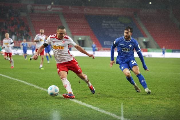 Kilian Corredor (Darmstadt 1898 e.V., 34), Andreas Geipl (SSV Jahn Regensburg, 8), GER, SSV Jahn Regensburg vs. SV Darmstadt 98, Fussball, 2. Bundesliga, 17. Spieltag, Spielzeit 2024, 22.12.2024 (DFB DFL regulations prohibit any use of photographs as image sequences and or quasi-video) GER, SSV Jahn Regensburg vs. SV Darmstadt 98, Fussball, 2. Bundesliga, 17. Spieltag, Spielzeit 2024, 22.12.2024 Regensburg