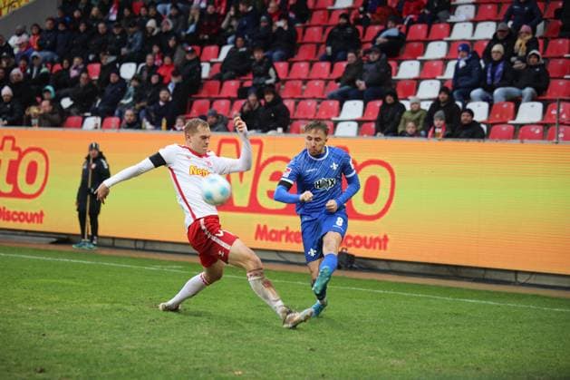 Luca Marseiler (Darmstadt 1898 e.V., 8), Louis Breunig (SSV Jahn Regensburg, 16), GER, SSV Jahn Regensburg vs. SV Darmstadt 98, Fussball, 2. Bundesliga, 17. Spieltag, Spielzeit 2024, 22.12.2024 (DFB DFL regulations prohibit any use of photographs as image sequences and or quasi-video) GER, SSV Jahn Regensburg vs. SV Darmstadt 98, Fussball, 2. Bundesliga, 17. Spieltag, Spielzeit 2024, 22.12.2024 Regensburg