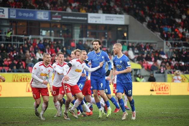 Oscar Vilhelmsson (Darmstadt 1898 e.V., 29), Christian Viet (SSV Jahn Regensburg, 10), Tobias Kempe Darmstadt 1898 e.V., 11), Fraser Hornby (Darmstadt 1898 e.V., 9), Eric Hottmann (SSV Jahn Regensburg, 9), Louis Breunig (SSV Jahn Regensburg, 16), GER, SSV Jahn Regensburg vs. SV Darmstadt 98, Fussball, 2. Bundesliga, 17. Spieltag, Spielzeit 2024, 22.12.2024 (DFB DFL regulations prohibit any use of photographs as image sequences and or quasi-video) GER, SSV Jahn Regensburg vs. SV Darmstadt 98, Fussball, 2. Bundesliga, 17. Spieltag, Spielzeit 2024, 22.12.2024 Regensburg