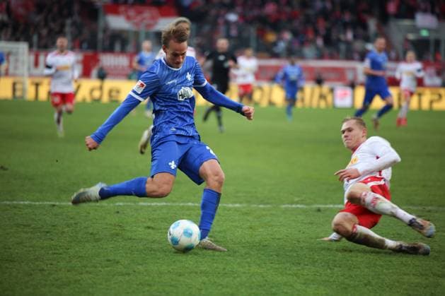 Oscar Vilhelmsson (Darmstadt 1898 e.V., 29), GER, SSV Jahn Regensburg vs. SV Darmstadt 98, Fussball, 2. Bundesliga, 17. Spieltag, Spielzeit 2024, 22.12.2024 (DFB DFL regulations prohibit any use of photographs as image sequences and or quasi-video) GER, SSV Jahn Regensburg vs. SV Darmstadt 98, Fussball, 2. Bundesliga, 17. Spieltag, Spielzeit 2024, 22.12.2024 Regensburg