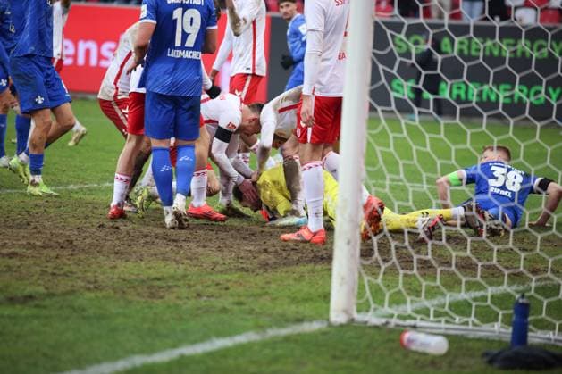Fynn-Luca Lakenmacher (Darmstadt 1898 e.V., 19), Clemens Riedel (Darmstadt 1898 e.V., 38), Felix Gebhardt (SSV Jahn Regensburg, 1), GER, SSV Jahn Regensburg vs. SV Darmstadt 98, Fussball, 2. Bundesliga, 17. Spieltag, Spielzeit 2024, 22.12.2024 (DFB DFL regulations prohibit any use of photographs as image sequences and or quasi-video) GER, SSV Jahn Regensburg vs. SV Darmstadt 98, Fussball, 2. Bundesliga, 17. Spieltag, Spielzeit 2024, 22.12.2024 Regensburg