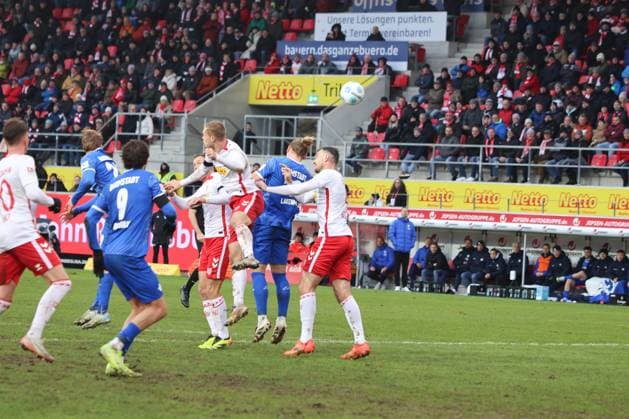 Fynn-Luca Lakenmacher (Darmstadt 1898 e.V., 19), Fraser Hornby (Darmstadt 1898 e.V., 9), Louis Breunig (SSV Jahn Regensburg, 16), Florian Ballas (SSV Jahn Regensburg, 4), GER, SSV Jahn Regensburg vs. SV Darmstadt 98, Fussball, 2. Bundesliga, 17. Spieltag, Spielzeit 2024, 22.12.2024 (DFB DFL regulations prohibit any use of photographs as image sequences and or quasi-video) GER, SSV Jahn Regensburg vs. SV Darmstadt 98, Fussball, 2. Bundesliga, 17. Spieltag, Spielzeit 2024, 22.12.2024 Regensburg