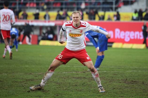 Louis Breunig (SSV Jahn Regensburg, 16), GER, SSV Jahn Regensburg vs. SV Darmstadt 98, Fussball, 2. Bundesliga, 17. Spieltag, Spielzeit 2024, 22.12.2024 (DFB DFL regulations prohibit any use of photographs as image sequences and or quasi-video) GER, SSV Jahn Regensburg vs. SV Darmstadt 98, Fussball, 2. Bundesliga, 17. Spieltag, Spielzeit 2024, 22.12.2024 Regensburg