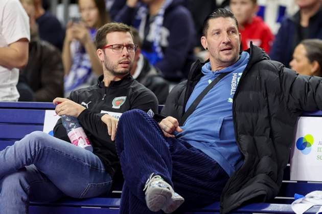 Trainer Jaron Siewert (Fuechse Berlin) und Vorstand Stefan Kretzschmar (Fuechse Berlin) unterhalten sich, Daikin Handball-Bundesliga, VfL Gummersbach vs Fuechse Berlin, Lanxess Arena am 26. December 2024 in Koeln, Deutschland. (Foto von Marco Steinbrenner DeFodi Images) Trainer Jaron Siewert (Fuechse Berlin) und Vorstand Sport Stefan Kretzschmar (Fuechse Berlin) talk together, Daikin Handball-Bundesliga, VfL Gummersbach vs Fuechse Berlin, Lanxess Arena, December 26, 2024 in Cologne, Germany. (Photo by Marco Steinbrenner DeFodi Images) Defodi-700_gummers_berlin_20241226_130