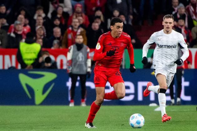 Jamal Musiala (FC Bayern Muenchen, 42) im Zweikampf mit Florian Wirtz (Bayer Leverkusen, 10), GER, FC Bayern Muenchen (FCB) vs Bayer 04 Leverkusen (B04), Fussball DFB Pokal, Achtelfinale, Saison 2024 2025, 03.12.2024 DFB regulations prohibit any use of photographs as image sequences and or quasi-video GER, FC Bayern Muenchen (FCB) vs Bayer 04 Leverkusen (B04), Fussball DFB Pokal, Achtelfinale, Saison 2024 2025, 03.12.2024 Muenchen Copyright: xEibner-Pressefoto Memmlerx EP_MMR