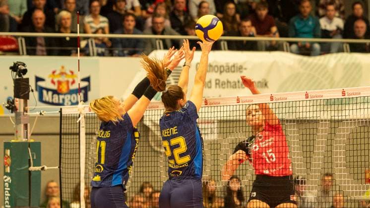 28.12.2024, Volleyball, Frauen, VBL, 1. VBL, 1. Volleyball-Bundesliga, 13. Spieltag, Dresdner SC - SSC Palmberg Schwerin Marta Kamelija Levinska (Dresdner SC, re.) gegen Anne Hölzig (SSC Palmberg Schwerin, li.) und Jaelyn Keene (SSC Palmberg Schwerin, Mitte) Dresden Margon Arena Sachsen Deutschland