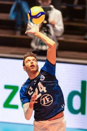Wessel Keemink (24, VFB Friedrichshafen) bei Aufschlag GER, VFB Friedrichshafen vs Helios Grizzyls Giesen, Volleyball, Bundesliga, Saison 2024 25, Spieltag 14, 28.12.2024, GER, VFB Friedrichshafen vs Helios Grizzyls Giesen, Volleyball, Bundesliga, Saison 2024 25, Spieltag 14, 28.12.2024 Friedrichshafen Copyright: xEibner-Pressefoto FlorianxWolfx EP_FWF