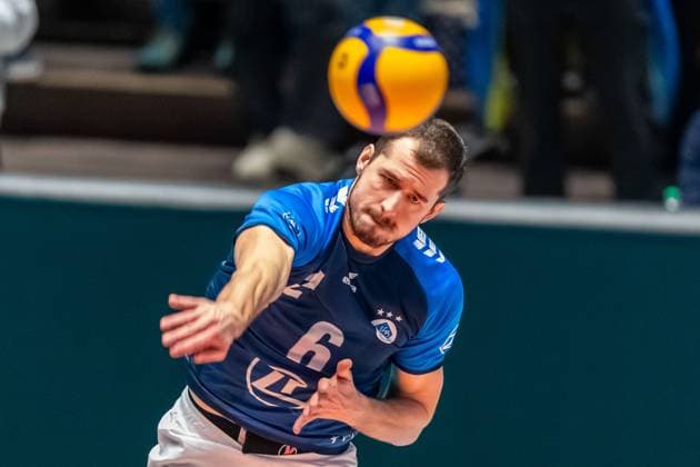 Michal Superlak (6, VFB Friedrichshafen) beim Aufschlag GER, VFB Friedrichshafen vs Helios Grizzyls Giesen, Volleyball, Bundesliga, Saison 2024 25, Spieltag 14, 28.12.2024, GER, VFB Friedrichshafen vs Helios Grizzyls Giesen, Volleyball, Bundesliga, Saison 2024 25, Spieltag 14, 28.12.2024 Friedrichshafen Copyright: xEibner-Pressefoto FlorianxWolfx EP_FWF