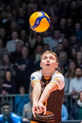 Ballannahme Lenny Graven (17, VFB Friedrichshafen) GER, VFB Friedrichshafen vs Helios Grizzyls Giesen, Volleyball, Bundesliga, Saison 2024 25, Spieltag 14, 28.12.2024, GER, VFB Friedrichshafen vs Helios Grizzyls Giesen, Volleyball, Bundesliga, Saison 2024 25, Spieltag 14, 28.12.2024 Friedrichshafen Copyright: xEibner-Pressefoto FlorianxWolfx EP_FWF
