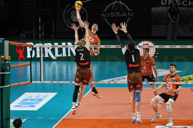 1. Volleyball Bundesliga, Berlin Recycling Volleys vs. WWK Volleys Herrsching Jake Hanes (BR Volleys, 22) in Angriff gegen den Block von Daniel Gruvaeus (WWK Volleys Herrsching, 2) , rechts Djordje Ilic (WWK Volleys Herrsching, 1) Johannes Tille (BR Volleys, 6) und Ruben Schott (BR Volleys, 13) , während der Begegnung im in 1. Volleyball Bundesliga, Berlin Recycling Volleys vs. WWK Volleys Herrsching in Berlin, Max-Schmeling-Halle, am 29.12.2024. Copyright: xBEAUTIFULxSPORTS Frankex