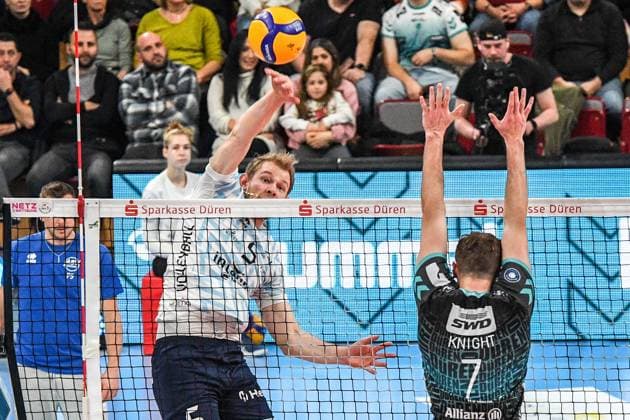 v.li.: Simon Gallas (ASV Dachau, 5) schmettert einen Ball, Alex Knight (Powervolleys Düren, 7), Aktion, Action, Spielszene, 29.12.2024, Düren (Deutschland), Volleyball, 1. Bundesliga Männer, SWD Powervolleys Düren - ASV Dachau