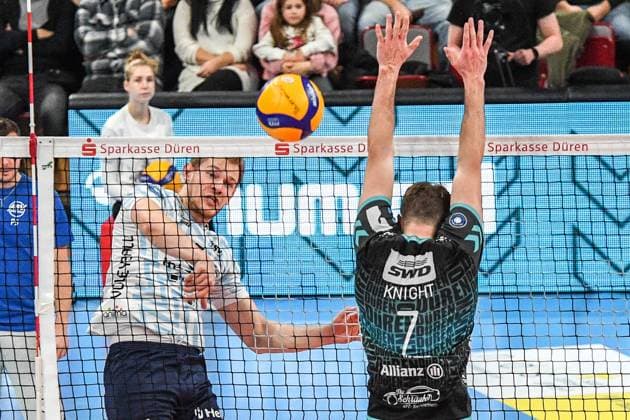 v.li.: Simon Gallas (ASV Dachau, 5) schmettert einen Ball, Alex Knight (Powervolleys Düren, 7), Aktion, Action, Spielszene, 29.12.2024, Düren (Deutschland), Volleyball, 1. Bundesliga Männer, SWD Powervolleys Düren - ASV Dachau