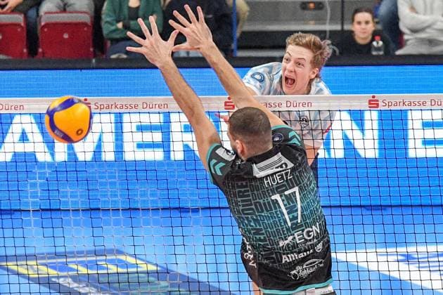 v.li.: Francois Huetz (Powervolleys Düren, 17) mit missglücktem Block gegen Matthew Slivinski (ASV Dachau, 9), Aktion, Action, Spielszenee, 29.12.2024, Düren (Deutschland), Volleyball, 1. Bundesliga Männer, SWD Powervolleys Düren - ASV Dachau