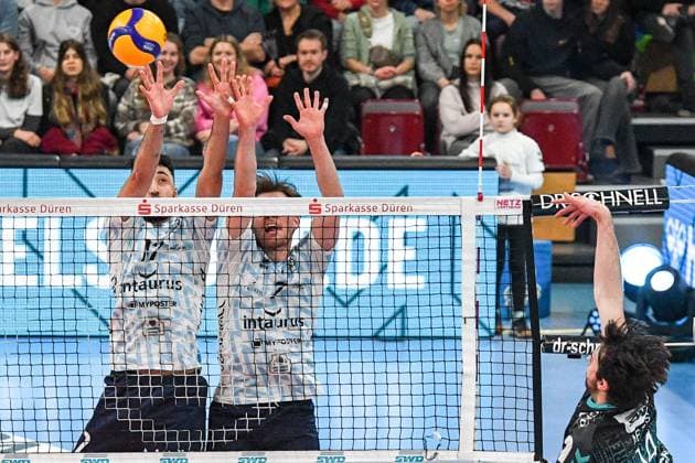 v.li.: Augustin Gallardo (ASV Dachau, 17), Moritz Gärtner (Gaertner) (ASV Dachau, 3) bilden den Block, Leo Meyer (Powervolleys Düren, 15) schmettert einen Ball, 29.12.2024, Düren (Deutschland), Volleyball, 1. Bundesliga Männer, SWD Powervolleys Düren - ASV Dachau