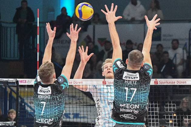 v.li.: Alex Knight (Powervolleys Düren, 7), Simon Gallas (ASV Dachau, 5), Francois Huetz (Powervolleys Düren, 17), Aktion, Action, Spielszene, 29.12.2024, Düren (Deutschland), Volleyball, 1. Bundesliga Männer, SWD Powervolleys Düren - ASV Dachau xmhx