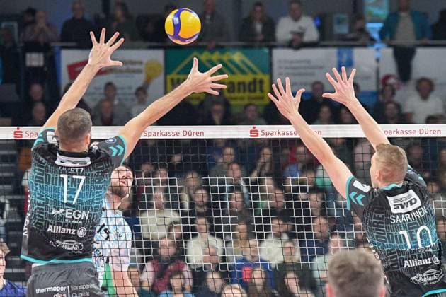 v.li.: Francois Huetz (Powervolleys Düren, 17), Fabian Suck (ASV Dachau, 15), Tomi Saarinen (Powervolleys Düren, 10), Aktion, Action, Spielszene, 29.12.2024, Düren (Deutschland), Volleyball, 1. Bundesliga Männer, SWD Powervolleys Düren - ASV Dachau