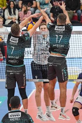 v.li.: Alex Knight (Powervolleys Düren, 7), Matthew Slivinski (ASV Dachau, 9), Francois Huetz (Powervolleys Düren, 17), am Netz im Zweikampf, Duell, duel, tackle, Dynamik, Action, Aktion,, 29.12.2024, Düren (Deutschland), Volleyball, 1. Bundesliga Männer, SWD Powervolleys Düren - ASV Dachau